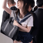 【JK痴漢】電車でかわいい女子高生を見かけ発情してしまい・・人がいるのにだんだんトロ顔になる姿が激エロすぎる！＜新木希空＞