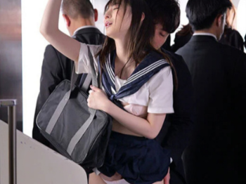 【JK痴漢】電車でかわいい女子高生を見かけ発情してしまい・・人がいるのにだんだんトロ顔になる姿が激エロすぎる！＜新木希空＞