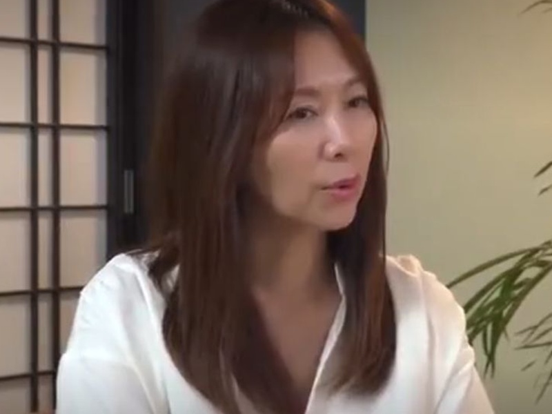 【熟女ナンパ】『形が変わるんですね』清楚な五十路のセレブが大変貌！チンポを掴んで離さない、手と口でこきまくる