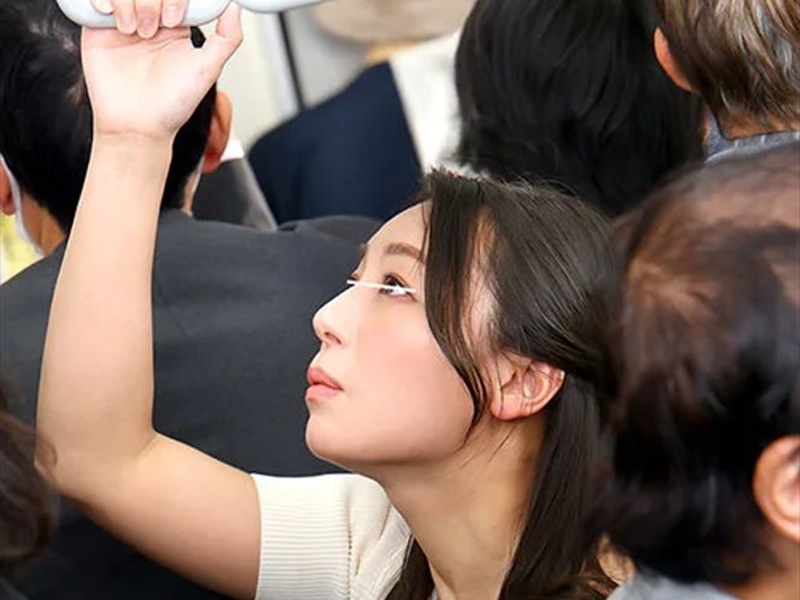 【痴漢】『あっ、触られてるわ』満員電車で巨尻が反応！わたし、感じてるわ。マ◯コが濡れてるわ、あっ、潮吹きしそう