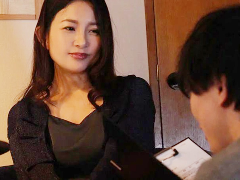 【淫乱人妻】『奥様、乳首好きなのですね』名ばかりカウンセラー！熟女がデカチン求めるお店、痴女は期待に胸膨らます