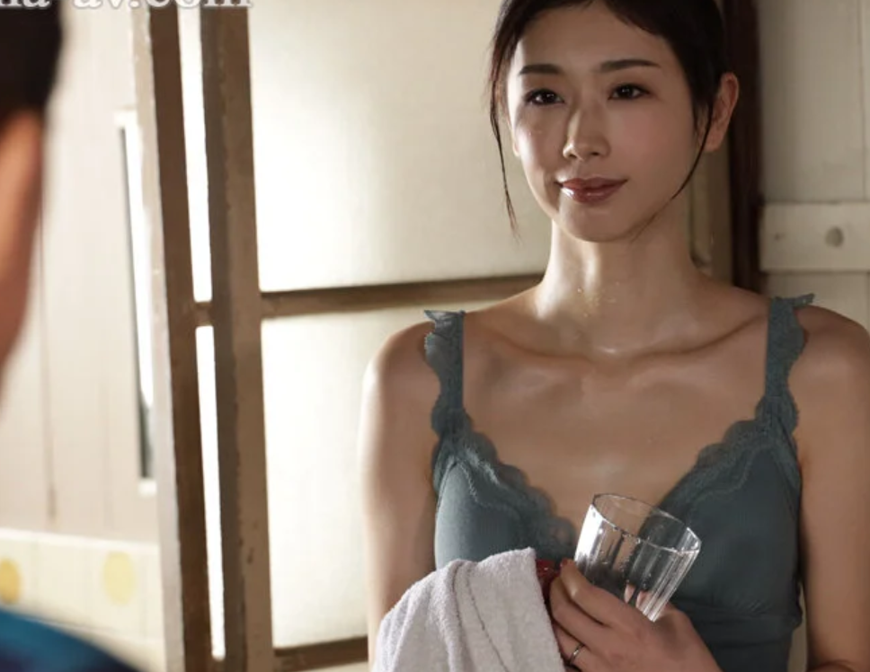 ほぼまな板【貧乳熟女】「オバさん...ぺちゃパイですね♡」スレンダー微乳な実兄の奥さんが遊びに来たらエロい雰囲気で…小松杏