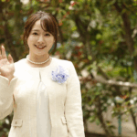 【贈り物熟女】「卒業祝いはこの私よ♡」要らないのにこのエロ巨尻おばさんは無理矢理自分をあげると言い出し…白石茉莉奈