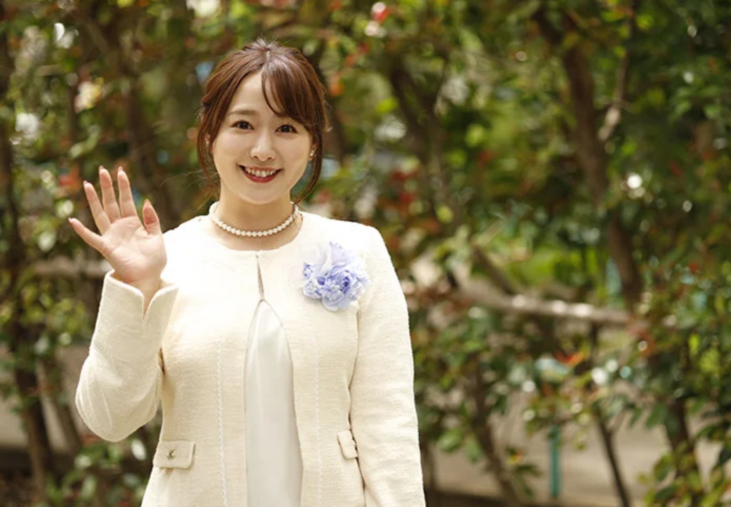 【贈り物熟女】「卒業祝いはこの私よ♡」要らないのにこのエロ巨尻おばさんは無理矢理自分をあげると言い出し…白石茉莉奈