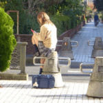 【ギャル】「ウチ頭悪しーｗ♡」知能偏差値の低そうなエロ美乳制服の金髪女子校生が中年親父２人と中出しセックス！