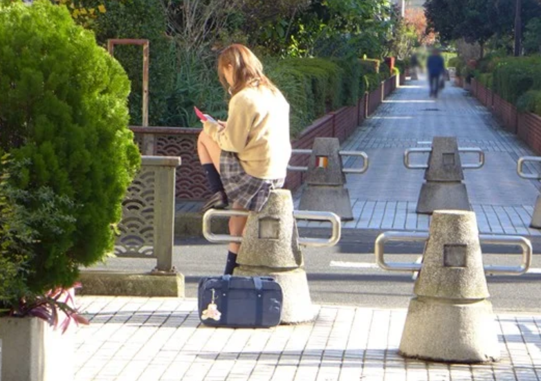 【ギャル】「ウチ頭悪しーｗ♡」知能偏差値の低そうなエロ美乳制服の金髪女子校生が中年親父２人と中出しセックス！