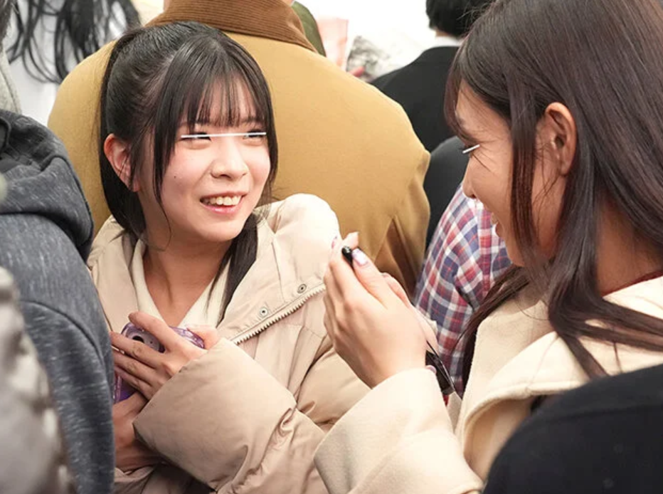 【痴漢レイプ】「やめてクダサーイ」友達と一緒のロリ顔エロ美乳な女子大生に中年親父が痴漢する！社外へ連れ出しスケベレイプ！