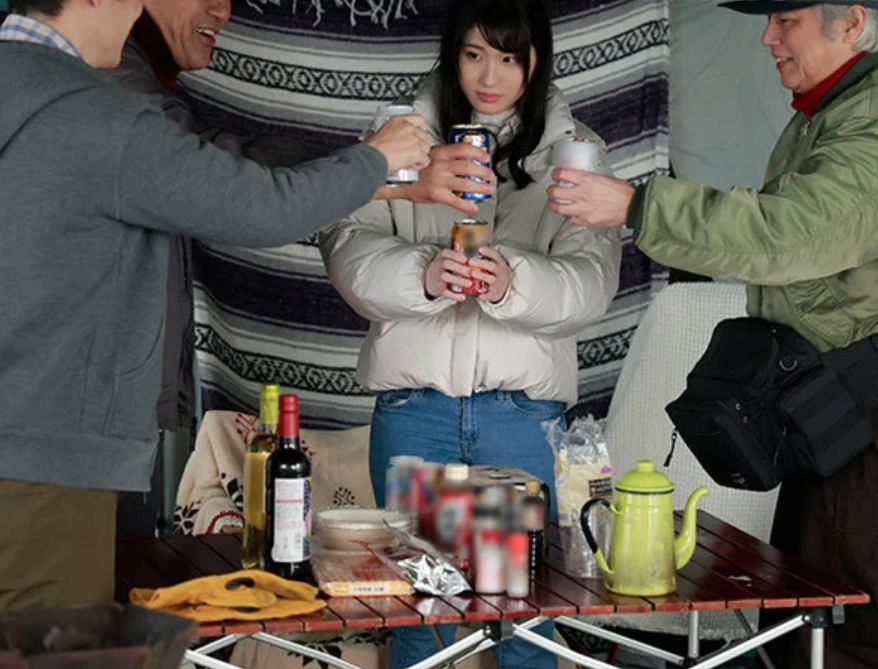 【人妻NTR】「声が大きいよ！」エロ巨乳な主婦が催事に参加しますが…中年親父に寝取られセックスされてしまう！■沙月ふみの