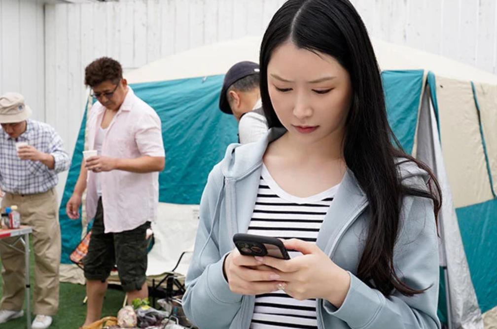 【人妻キャンプ】夜のテントで隣の男に見つめられ、酔った身体が疼き出すエロスレンダー巨尻な主婦の寝取られセックス■朝日りお