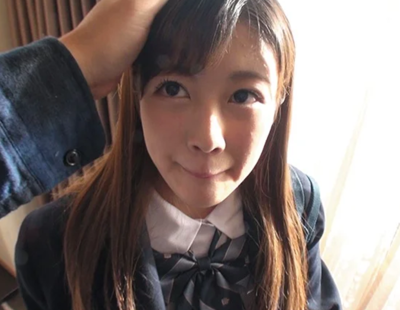 【女子校生】ロリ顔制服姿のスレンダーエロ美乳JKが初めてのアダルト動画出演！フェラと騎乗位が初々しい！辻倉あかり