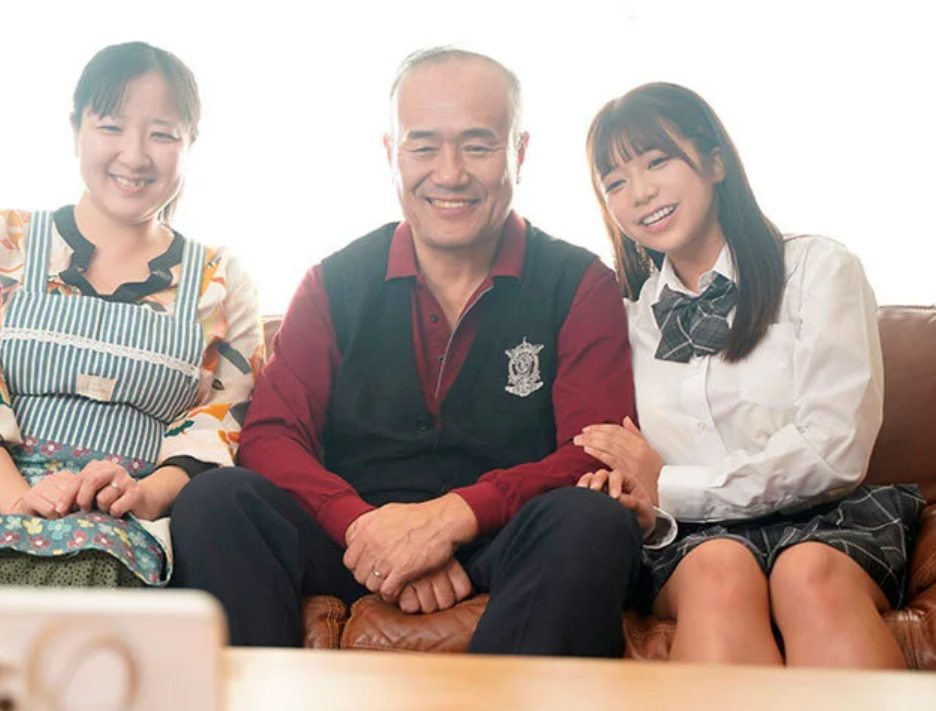 【近親相姦レイプ】「お義父さん、痛いです…！」ロリ顔スレンダー美乳な制服JKがエロ義理父に初体験を奪わる！川越にこ