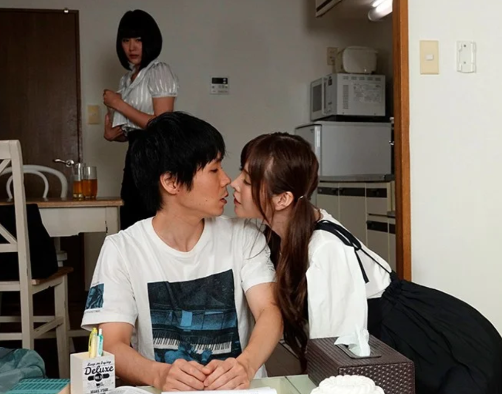 【彼女の友達】「今日は彼女いないんでしょ？」スレンダー美乳なエロ美少女がイケメン男を寝取りセックス！■橋本ありな