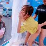 【人妻ナンパ・MM号】たった1枚のミラー越しに募る欲望…優しいママがデカチンの誘惑に抗えず、旦那の前で濡れた腰を揺らす