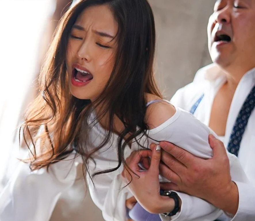 【人妻NTR】「夫が待ってるんです…」スレンダーな美人美乳女社員がエロ上役にホテルで犯され不倫セックス…夏目彩春