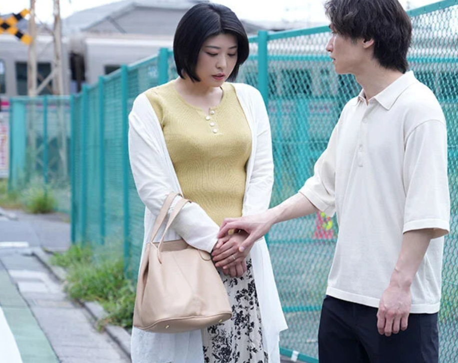 【友達の母】「やっぱり若い男は熱くて硬いわ…♡」欲求不満なエロ巨乳なデカ尻主婦の浮気セックス…赤井美希