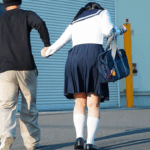 【通学中の痴漢行為】「ひぃ…声が…！」制服姿のスレンダー美乳なエロロリJKが電車の中で電マを当てられ声我慢しますが…