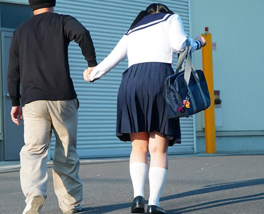 【通学中の痴漢行為】「ひぃ…声が…！」制服姿のスレンダー美乳なエロロリJKが電車の中で電マを当てられ声我慢しますが…