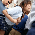 【痴漢】「声が出ちゃう...♡」制服姿のエロロリスレンダーJKが車内でカラダを弄られ…スケベな強制フェラさせられる！