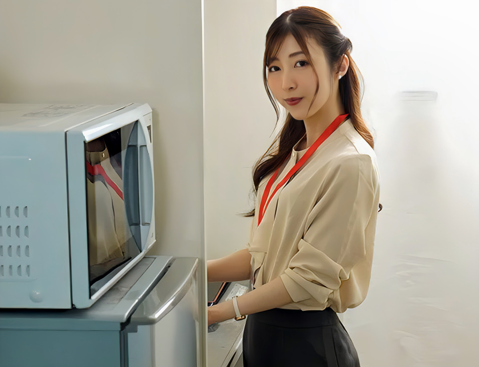 【人妻な女上司】「え？先輩は部長の愛人なんじゃ？」ロリ体系なスレンダー貧乳なエロ美人がセックスしていると…■今井栞菜