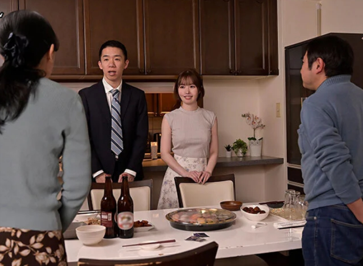 【巨乳】早く結婚してほしいという両親に偽りの結婚相手を連れて行くと・・恋人を演じているうちに欲情して急展開に！＜小栗操＞