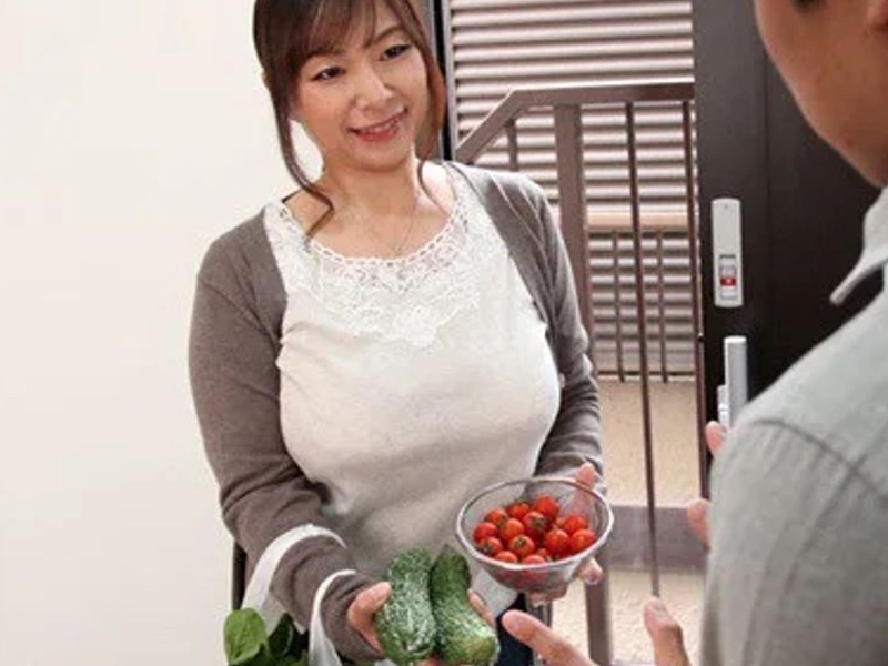 【五十路】『ちゃんと食べてる？』何かと世話するおばさんたちは若いチ◯ポがお目当て！熟女とのNTRセックスにハマる