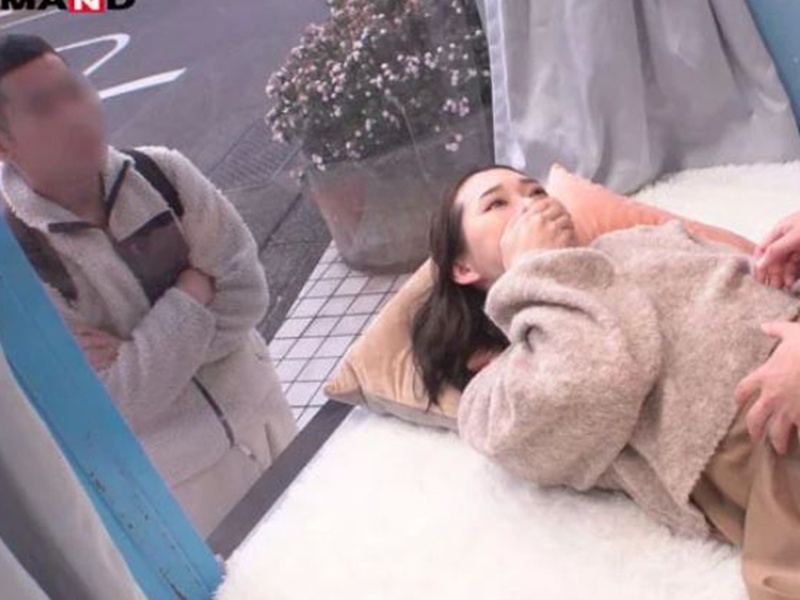 【マジックミラー号】『ちょっと、そこは…』旦那さんが鏡を見てる！触られているうちにハメられてしまい思わず声が