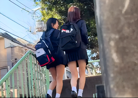 【本物レイプ】「あの女行っちゃいますかｗ」帰宅途中のミニスカ制服のエロロリ美少女JKが鬼畜男に睡眠薬飲まされ強姦される！