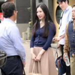 【オモチャにされる人妻】「ほらコレ着てみろよｗ」スレンダーエロ美乳な美人主婦が飲み会の余興でエロい格好をさせられ…