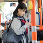 【JK痴漢】「また触られてる…」ミニスカ制服のスレンダーエロ美乳な女子校生がレイプまがいのことをされてから…宮島めい