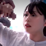 【人妻MM号】「え！旦那のより全然大きい...！♡」家族を外で待たせて車内で浮気セックスするエロ美乳な素人美人主婦