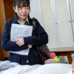 【お見舞い女子校生】「手が使えないの？」制服姿のスレンダーエロロリ美少女JKがオナニーできない男の代わりに…