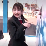 【MM号】「え...一つ以外全部大きいんですけど...」制服姿のスレンダー美乳なエロロリ美少女JKが彼氏のチ●ポをあてようと…