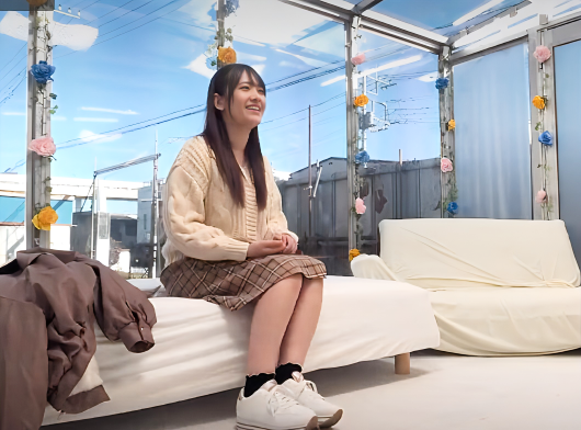 【マジックミラー号】「30分で友人呼ばないと生ハメ罰ゲーム」お金のためにスケベ企画に挑む素人のスレンダーエロ美乳JDが…