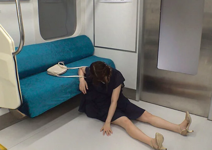 【泥酔女レイプ】酔いつぶれた美女を連れ去り輪姦！スレンダーエロ美乳な美人がトイレで潮吹きさせられる！唯井まひろ