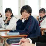 【ラッキースケベ】「この学校5人しかいないの？」制服姿のエロロリ美少女JKに囲まれた男子生徒のハーレムスケベ生活！