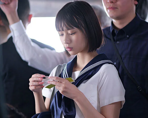 【ＪＫ痴漢】「え…先生…何してるんですか…」通学中にエロロリ制服美少女の体を弄るのは汚らしい中年の教員で…兒玉七海