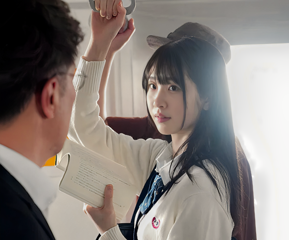 【痴漢される女子校生】「この痴漢…ウチの教員じゃ…！？」電車内で高校生の女子生徒の体を触るエロ親父■白上咲花