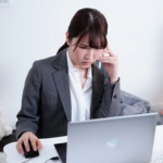 【女性向けエロ動画】「あの宅配の人…カッコよかったな...♡」オフィスで働くB級ちょいブサ女がイケメン配達員を思い出し…