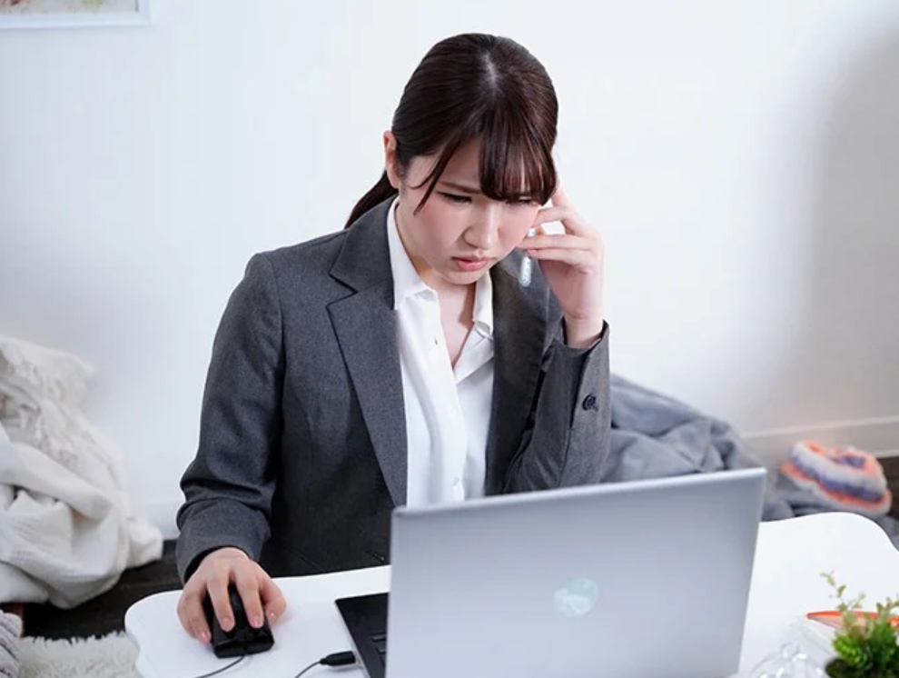 【女性向けエロ動画】「あの宅配の人…カッコよかったな...♡」オフィスで働くB級ちょいブサ女がイケメン配達員を思い出し…