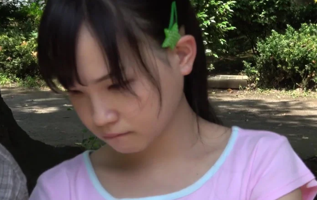 【生活保護の娘】「お父さんが、オジサンとセックスして来いって…」スレンダーエロロリ美少女が父親に強制されて体を売り…