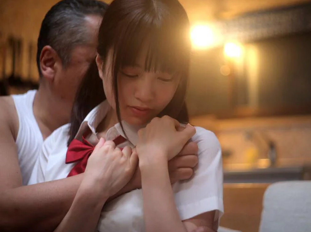 【家出の女子校生】「お願い！家に置いて！」制服姿のスレンダーエロロリ巨乳の美少女JKが中年の家に行くことに…天宮花南