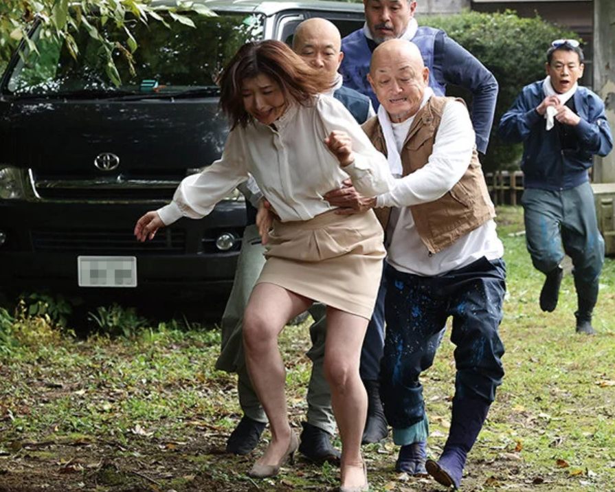 「熟妻レイプ」「いやぁ！助けて！！」借金の返済を迫った帰り道に襲われてしまうスレンダーエロ美乳な美人おばさん主婦