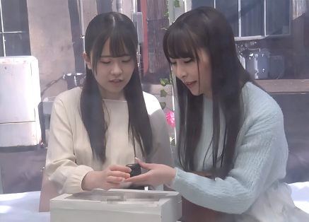 【ロリJD・MM号】「え？この人をイカせるんですか...？」仲良しエロ美乳な美人女子大生がスケベ企画に挑戦！