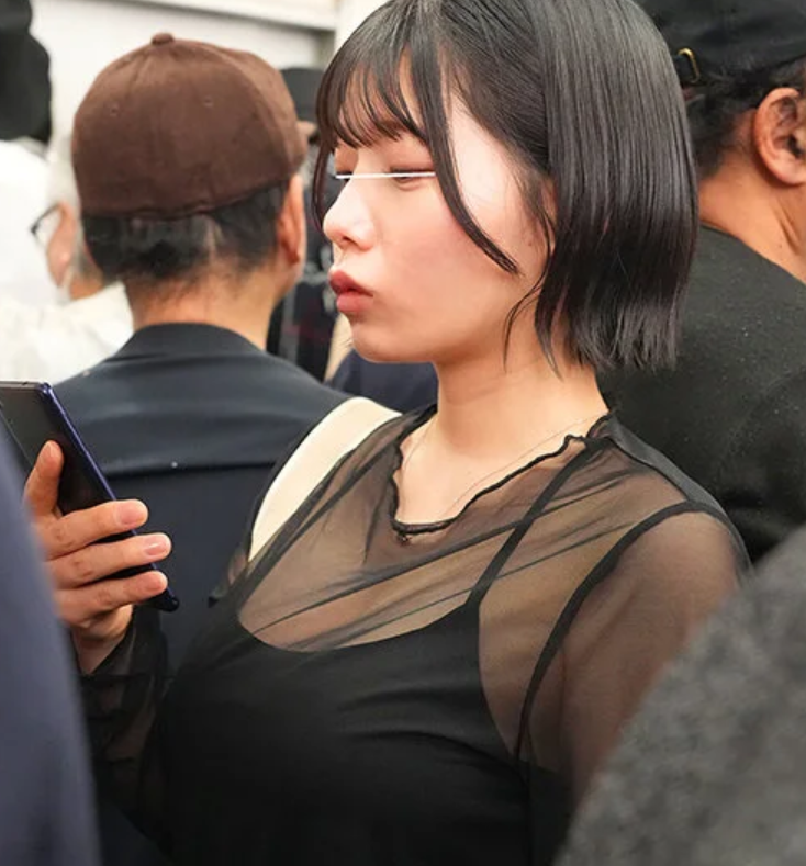 【痴漢される巨乳娘】「あの女…おっぱいでけぇ…！」無意識に周りの男を誘惑してしまうエロ巨尻な美少女が車内レイプされる