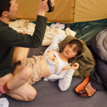 【エロキャンプ】「おい、寝てる間にヤッちゃおうぜ！」エロ美乳なロリ顔女子大生がテント内でレイプされちゃう！
