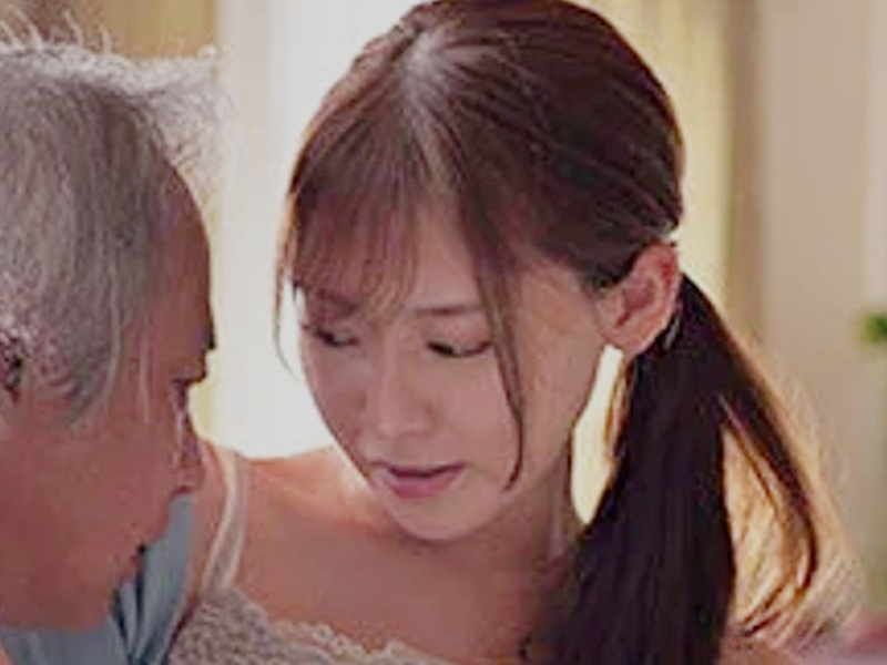 【嫁NTR】『お義父さん、違いますわ』ボケたふりして息子の美人妻にチ◯ポを見せる！デカさに思わず咥えてしまう