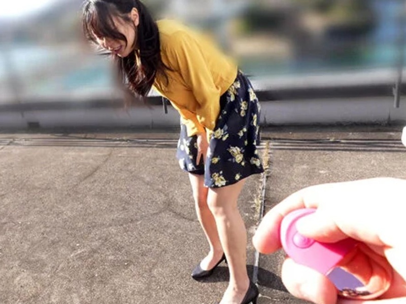 【リモコンバイブ】『も、もれちゃいます…』リモバイをマ◯コに仕込まれた奥さん、屋外プレイで大興奮！刺激強烈で大量失禁