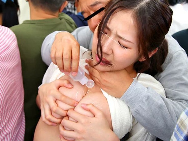 【痴漢電車】『モミモミが感じちゃう…』後ろからでかい胸を触られ、オイルまみれにさせられて！混んだ車内でイキ連発