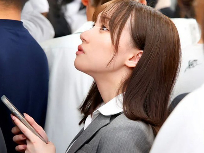 【満員電車】『何？この感触…さわられてるの？』痴漢テクに堕ちる！ほじられ本気汁が黒ストッキングを伝い滴り落ちる