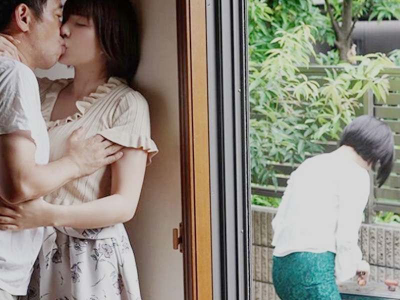 【爆乳Ｊカップ】『奥さん、そこにいるけどいいの？』寝取られセックスを誘われて、舐めてしゃぶって不倫して